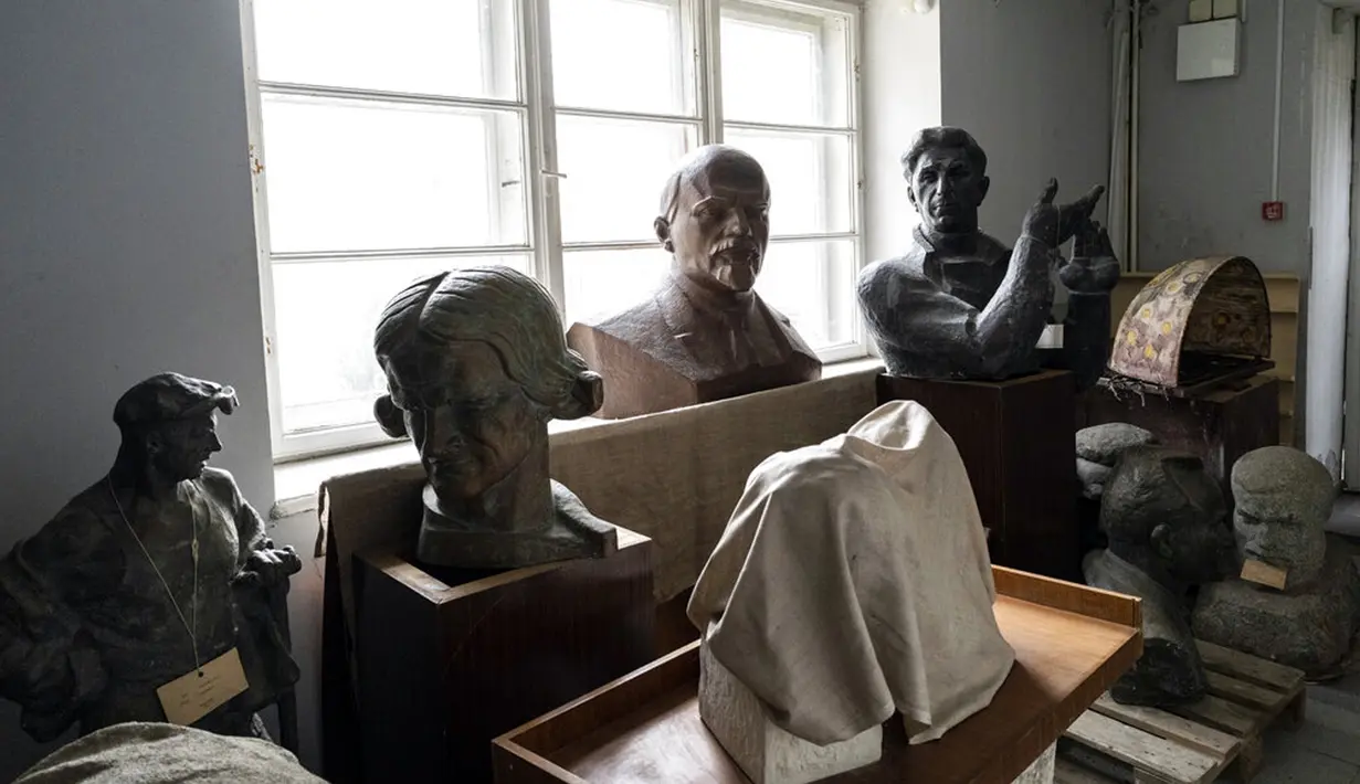 Patung-patung ikonografi Soviet disimpan di Museum Nasional Andrey Sheptytsky, Lviv, Ukraina, 4 Maret 2022. Pintu museum ditutup sejak perang Rusia di Ukraina sejak 24 Februari, dan situs-situs warisan di seluruh negeri menghadapi bahaya saat pertempuran berlanjut. (AP Photo/Bernat Armangue)