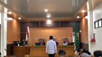 Anton Kurniawan menjalani sidang di Pengadilan Negeri Palangka Raya, Kalimantan Tengah, Senin (19/5/2025).