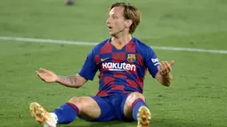 2. Ivan Rakitic - Masa depan Ivan Rakitic diragukan karena mulai kalah bersaing dengan Arturo Vidal di lini tengah. Pemain asal Kroasia ini hanya mencetak satu gol dan tiga assist dari 32 laga di La Liga. (AFP/Cristina Quicler)