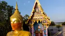 Sebuah foto udara menunjukkan masker diletakkan pada wajah patung Buddha raksasa di kuil Wat Nithet Rat Pradit di Pathum Thani di luar Bangkok, Thailand, 12 Mei 2020. Pemasangan masker tersebut sebagai tanggapan terhadap penyebaran pandemi Covid-19. (Photo by Mladen ANTONOV / AFP)