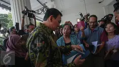 Gubernur DKI Basuki T Purnama atau Ahok menerima pengaduan masyarakat di Balai Kota Jakarta, Kamis (20/4). Hari pertama setelah pemungutan suara Pilkada DKI, Ahok tetap ke Balai Kota untuk mendengarkan aduan warga. (Liputan6.com/Faizal Fanani)