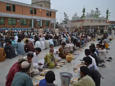 Umat muslim di Pakistan berkumpul bersama menunggu waktu Magrib tiba, Quetta, Rabu (2/7/2014) (AFP PHOTO/BANARAS KHAN)