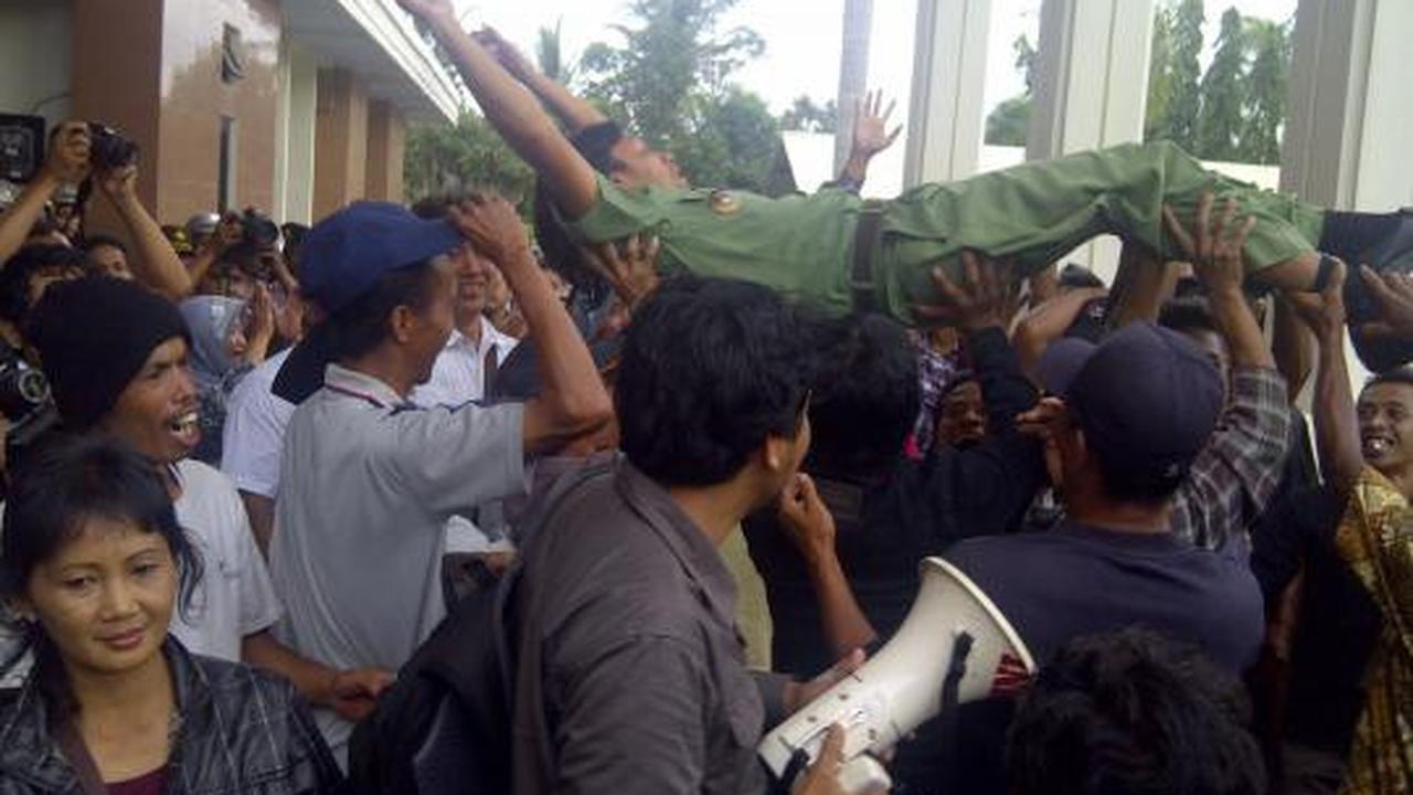 Divonis bebas, 2 terdakwa kasus bambu diarak ratusan warga