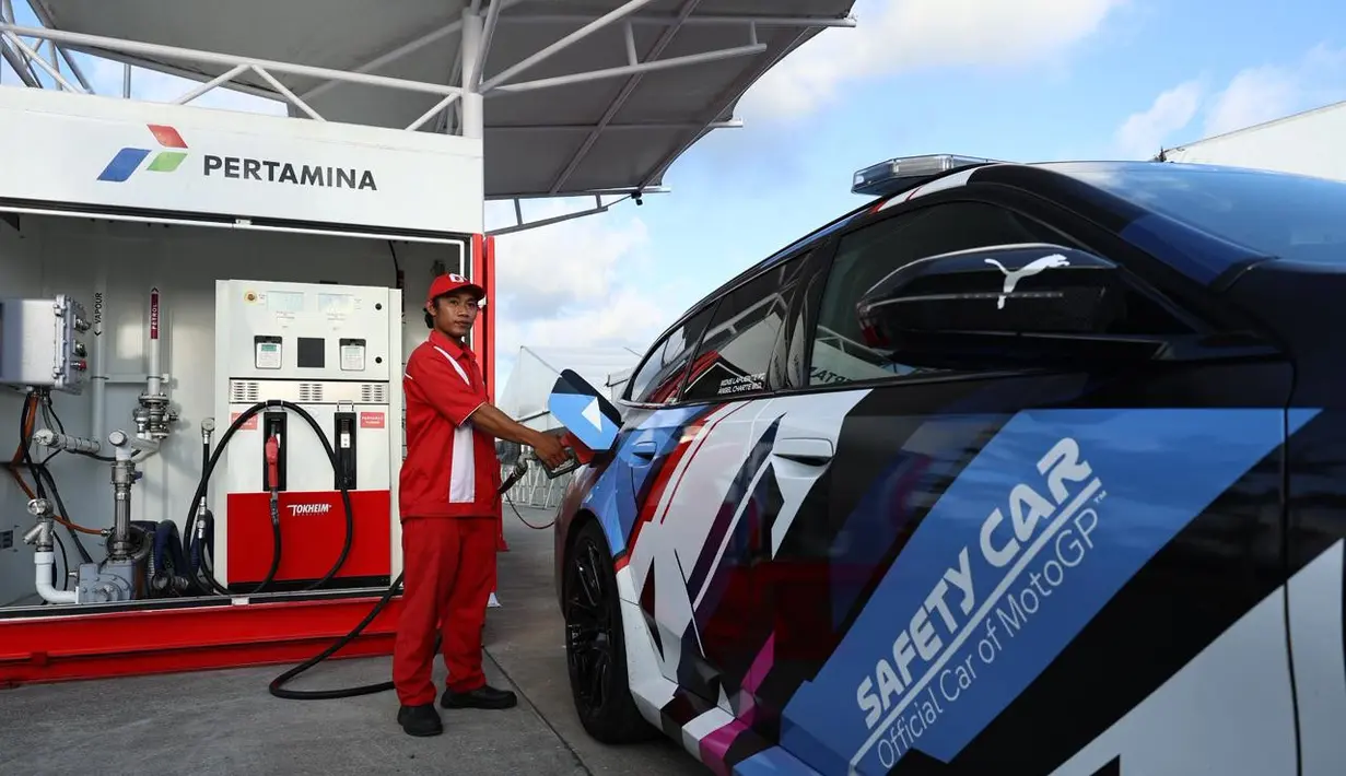 Petugas mengisi bahan bakar minyak pertamax turbo ke kendaraan Safety Car MotoGP di area Pertamina Mandalika International Circuit, Nusa Tenggara Barat, Jumat (3/10/2025). (Foto: Dokumentasi Pertamina)