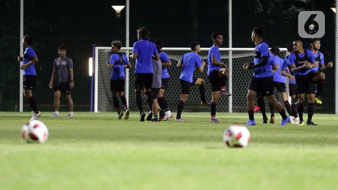 Pemain Timnas Indonesia U-22 saat melakukan pemanasan jelang latihan di Lapangan D, Kompleks Gelora Bung Karno, Senayan, Jakarta, Selasa (2/3/2021). Latihan ini persiapan untuk dua ajang uji coba melawan tim Liga 1 Indonesia dan SEA Games 2021 di Vietnam. (Liputan6.com/Helmi Fithriansyah)