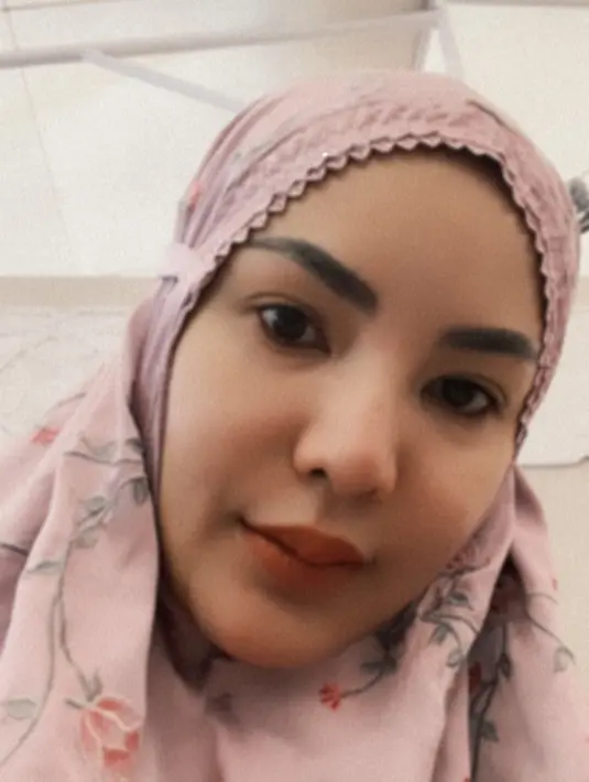 Nindy Ayunda selfie mengenakan mukena warna pink bercorak. Tampik dengan riasan minimalis. [@nindyayunda]