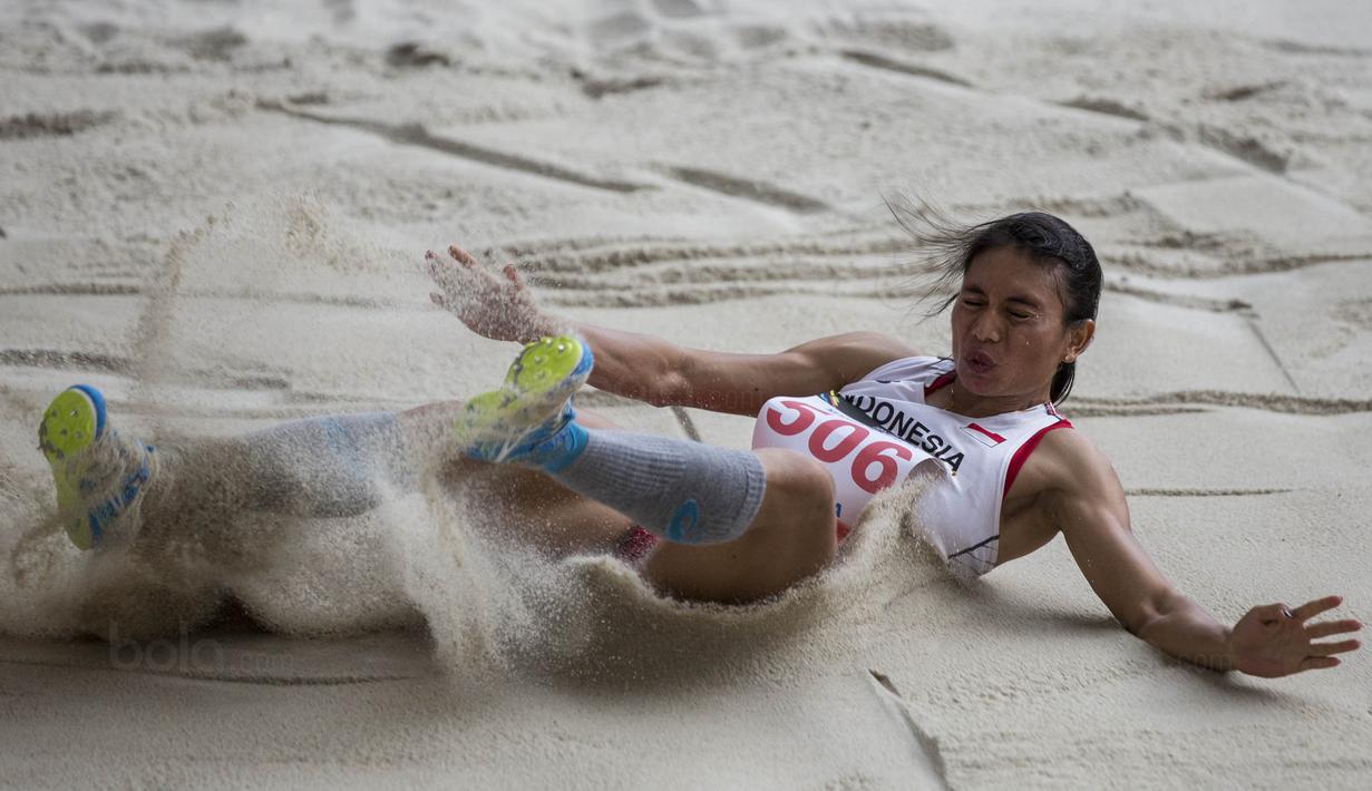 Atlet lompat jauh Indonesia, Maria Londa, melakukan lompatan saat tampil pada ajang SEA Games di Stadion Bukit Jalil, Kuala Lumpur, Jumat (25/8/2017). Maria meraih perak dengan lompatan 6,67 meter. (Bola.com/Vitalis Yogi Trisna)