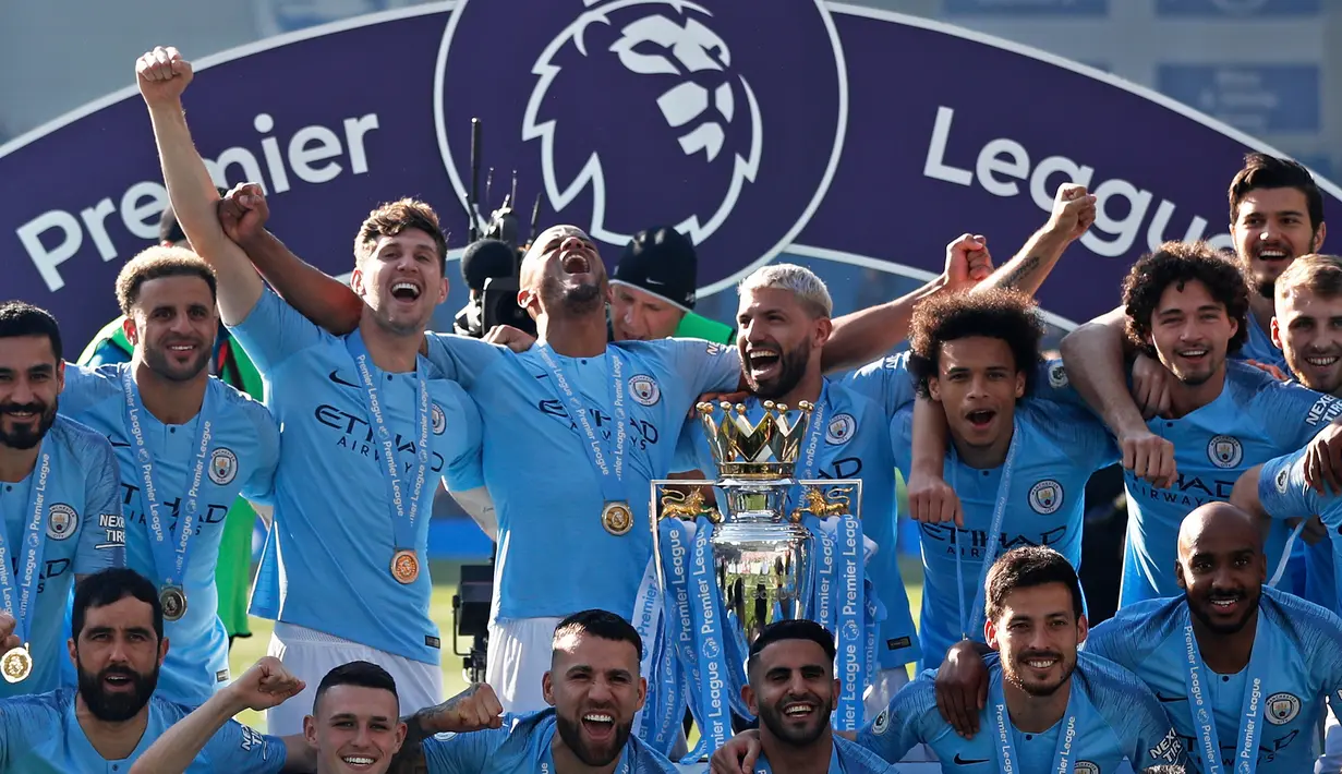 Pemain Manchester City berpose dengan trofi Liga Inggris usai mengalahkan Brighton di Stadion AMEX, Brighton, Inggris, Minggu (12/5). The Citizens menjadi yang terbaik di musim 2018-2019 setelah memenangi duel sengit dengan Liverpool hingga pekan terakhir. (AP Photo/Frank Augstein)