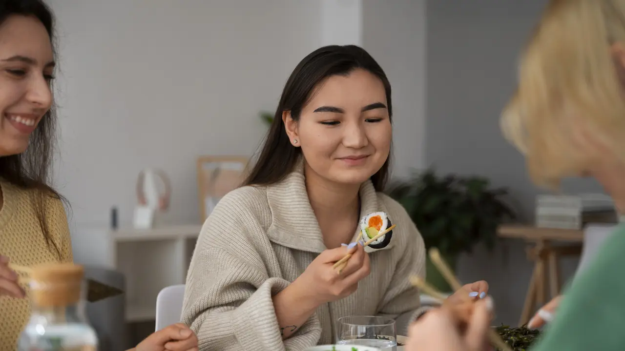 illustrasi cara makan wanita sukses
