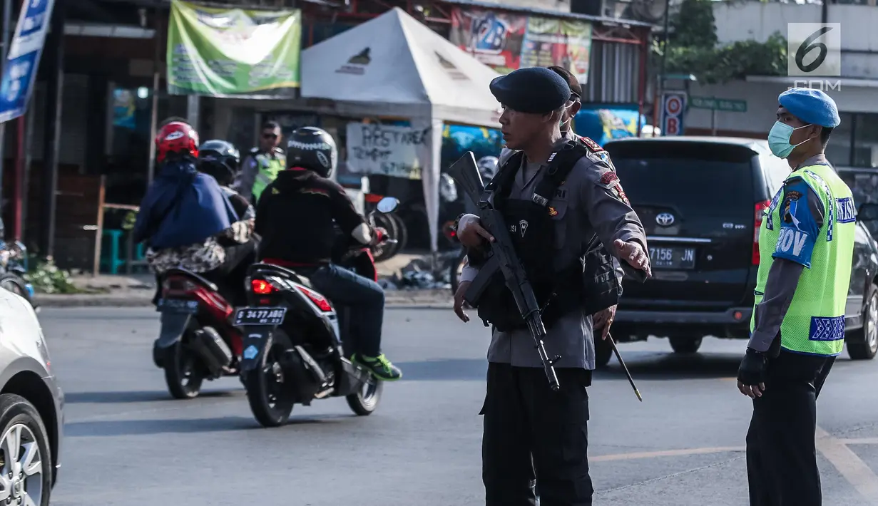 Penempatan pasukan Brimob bersenjata lengkap di jalur arus balik pemudik, untuk mencegah arus lalu lintas dari aksi kriminalitas selama arus balik Lebaran, Jawa Tengah, Jumat (30/6). (Liputan6.com/Faizal Fanani)