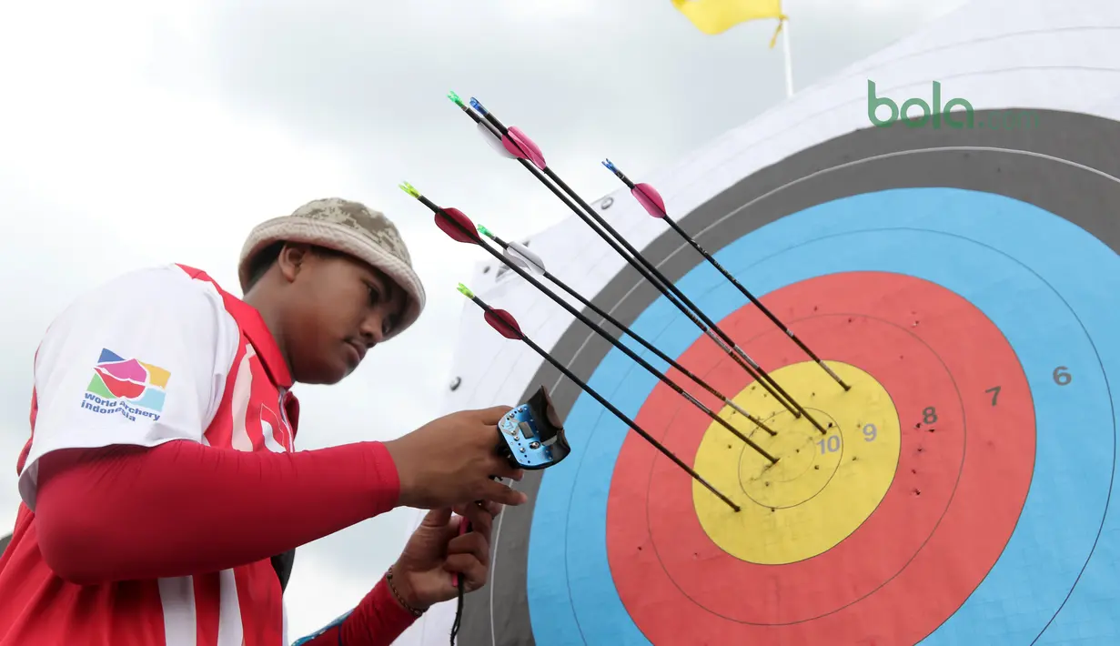 Pemanah Indonesia, Bagas Aviyanto tengah serius memeriksa hasil bidikan pada semifinal nomor Recurve Tim Putra Test Event Asian Games 2018 di Venue Panahan, Jakarta, Selasa (13/2/2017). Indonesia menang atas Malaysia 5-4. (Bola.com/Nick Hanoatubun)