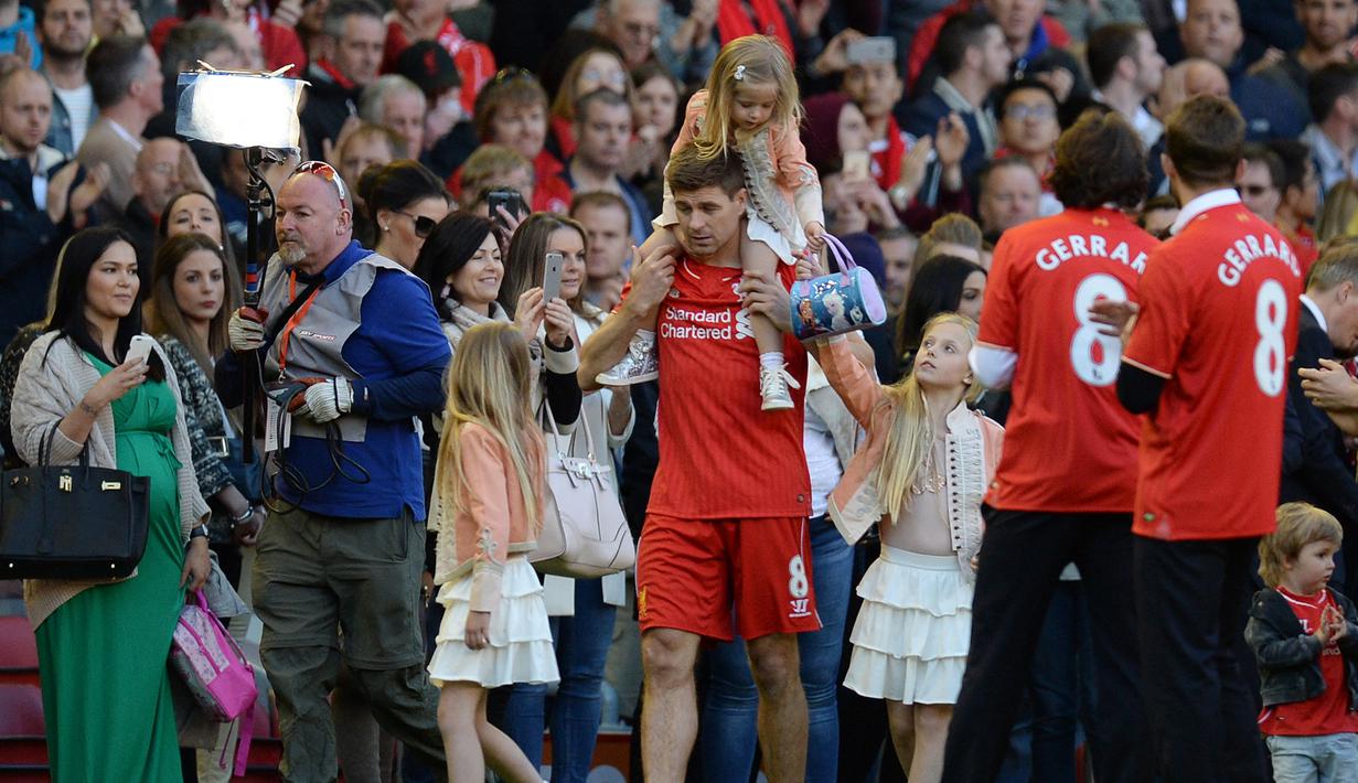 Gelandang Liverpool, Steven Gerrard ditemani putri-putrinya memasuki lapangan usai menjalani partai kandang terakhirnya melawan Crystal Palace di Anfield, 16 Mei 2015. Liverpool kalah 1-3. (AFP/Oli Scarff)