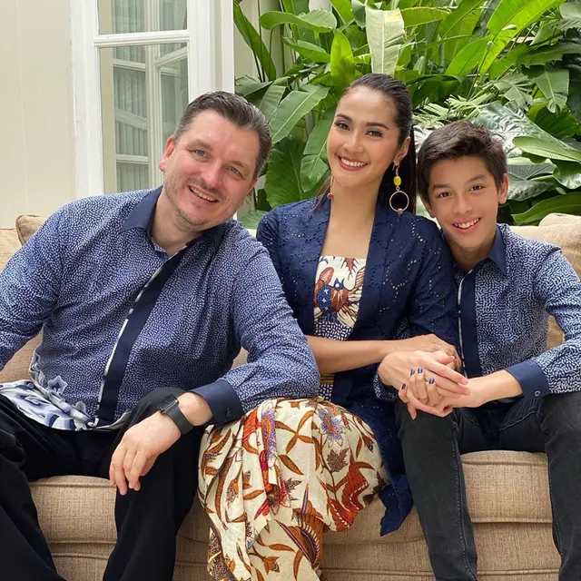 Suami Ulang Tahun Ini 7 Kebersamaan Maudy Koesnaedi dengan Keluarga Kecilnya