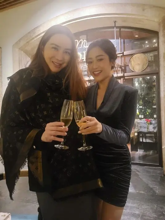 Poppy memakai bodycon dress velvet dan Anne mengenakan poncho warna hitam. [@poppycapella_]