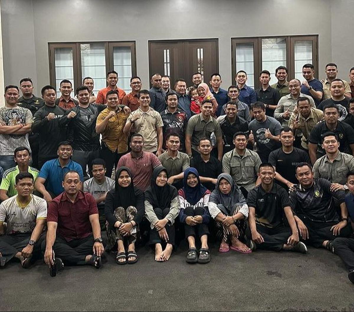 Dudung mengucapkan terima kasih khususnya kepada perangkat kediaman rumah dinas. Di mana orang-orang tersebut senantiasa memberikan dedikasi dalam mendukungnya menjalankan tugas sebagai Kasad.<br>