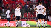 Para pemain Prancis tampak lesu usai ditaklukkan Turki pada laga kualifikasi Piala Eropa 2020 di Stadion Buyuksehir Belediyesi, Minggu (9/6). Turki menang 2-0 atas Prancis. (AFP/Franck Fife)