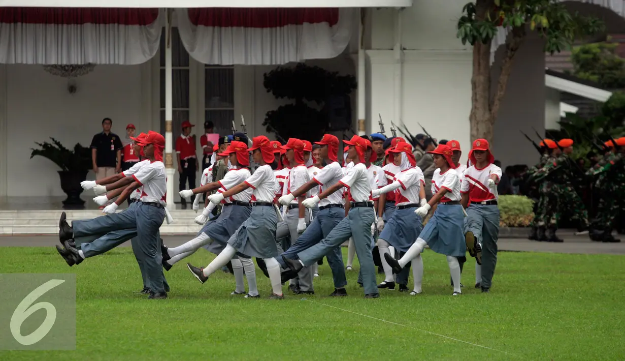 Pasukan pengibar bendera pusaka berlatih di Istana Presiden Gedung Agung, Yogyakarta, (12/8). Paskibraka yang beranggotakan pelajar ,TNI dan Polri akan melaksanakan upacara detik detik HUT RI ke 71 pada 17 Agustus mendatang. (Liputan6.com/Boy Harjanto)