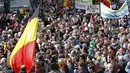 Sekitar 7.000 orang turun ke jalan di Brussels pada pawai melawan teror dan kebencian, Belgia, Minggu (17/4). Aksi ini dilakukan hampir sebulan setelah serangan teroris di Brussels yang menewaskan 32 orang dan melukai ratusan lainnya (REUTERS/Yves Herman)