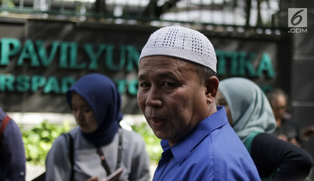 Maturidi, perwakilan keluarga Nyak Sandang, usai menemui awak media di RSPAD Gatot Subroto, Jakarta, Sabtu (31/3). Dari kontribusi Nyak Sandang dan warga Aceh lain, Indonesia akhirnya bisa membeli dua pesawat terbang pertama. (Liputan6.com/Faizal Fanani)