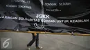 Spanduk besar terpampang saat aksi Kamisan ke-476 di depan Istana Negara, Jakarta, Kamis (12/1). JSKK meminta Presiden Jokowi agar menolak pembentukan Dewan Kerukunan Nasional. (Liputan6.com/Immanuel Antonius)