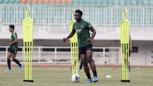 Pemain Timnas Indonesia, Osas Saha, mengontrol bola saat berlatih di Stadion Pakansari, Bogor, Sabtu (24/8). Latihan ini merupakan persiapan jelang laga kualifikasi Piala Dunia 2020. (Bola.com/Yoppy Renato)