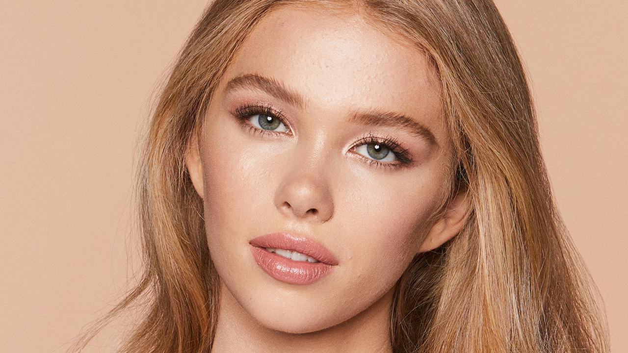 Makeup Look Dewy untuk Kulit Kering? Coba Trik Rahasia Riasan Ini Bikin Wajah Lebih Fresh dan Good Looking