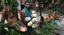 Petani Tamil Nadu menggelar unjuk rasa di New Delhi, Kamis (16/3). Lebih dari 200 petani telah melakukan bunuh diri di Tamil Nadu dalam beberapa bulan terakhir setelah gagal panen akibat irigasi dan curah hujan yang buruk. (AFP PHOTO / Prakash SINGH)  