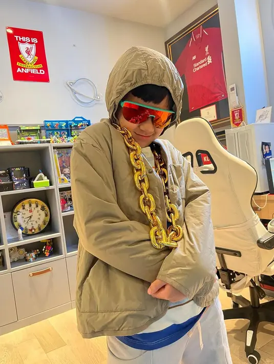 Terbaru, pasangan sultan itu unggah foto putra pertamanya dengan gaya swag khas rapper [@raffinagita1717]