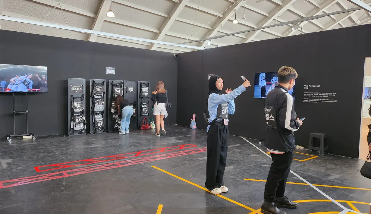 Pengunjung juga akan dibawa memasuki area The Rehearsal. Di area ini, penggemar diperbolehkan memakai rompi dengan name tag para member Seventeen, loh! (Foto: Zulfa Ayu S/ Liputan6.com)