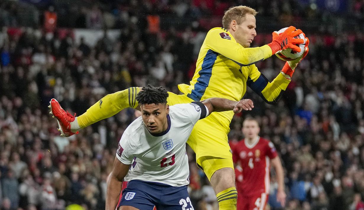 Di masa injury time, Inggris memperoleh peluang melalui Ollie Watkins. Namun lagi-lagi masih gagal menembus gawang Peter Gulacsi. (AP/Kirsty Wigglesworth)