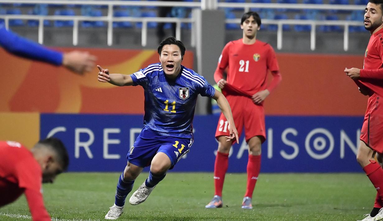 Selebrasi pemain Jepang U-20, Isa Sakamoto setelah mencetak gol pertama ke gawang Yordania U-20 pada laga perempatfinal Piala Asia U-20 2023 di Lokomotiv Stadium, Tashkent, Uzbekistan, Minggu (12/3/2023). (AFC/Pranit Katwal)