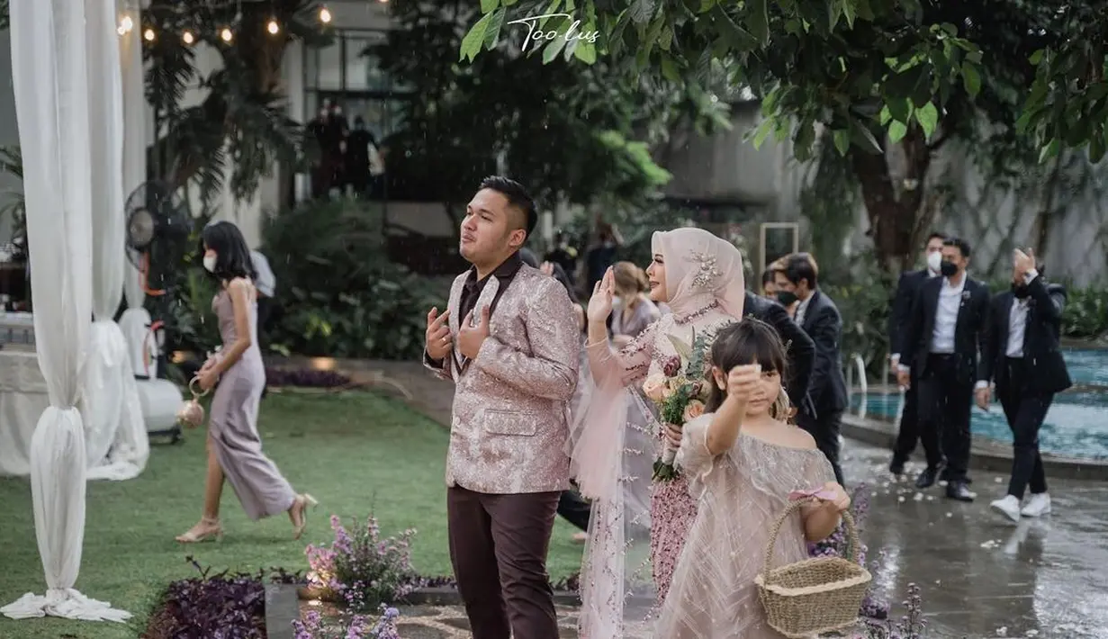 "Nunda nggak, tapi sedikasihnya sama Allah. Kami pengin cepat punya anak, karena aku suka baby juga. Mumpung di rumah aja," kata Kesha Ratuliu, saat dijumpai di kawasan Kapten P Tendean, Jakarta Selatan, Rabu (10/2/2021). (Instagram/kesharatuliu05)