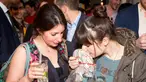 Seorang wanita tengah mencium aroma kaos lawan jenis dalam Pheromone Party di London, Inggris. (AFP PHOTO/Stories Bar)