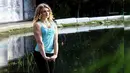 Julia Vins saat berpose di tepi danau di Rusia. Gadis cantik ini sudah mengantongi tiga rekor dunia angkat berat. (Dailymail)