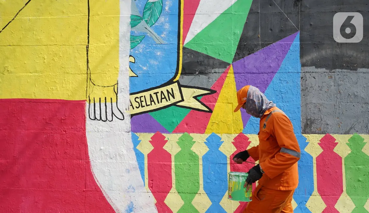 Petugas Penanganan Prasarana dan Sarana Umum (PPSU) Kelurahan Tebet Timur mempercantik tembok kolong jembatan Stasiun Kereta Api Cawang dengan membuat mural bernuansa kemerdekaan di Jakarta, Rabu (12/8/2020). Pembuatan mural untuk menyambut HUT ke-75 Kemerdekaan RI. (Liputan6.com/Immanuel Antonius)