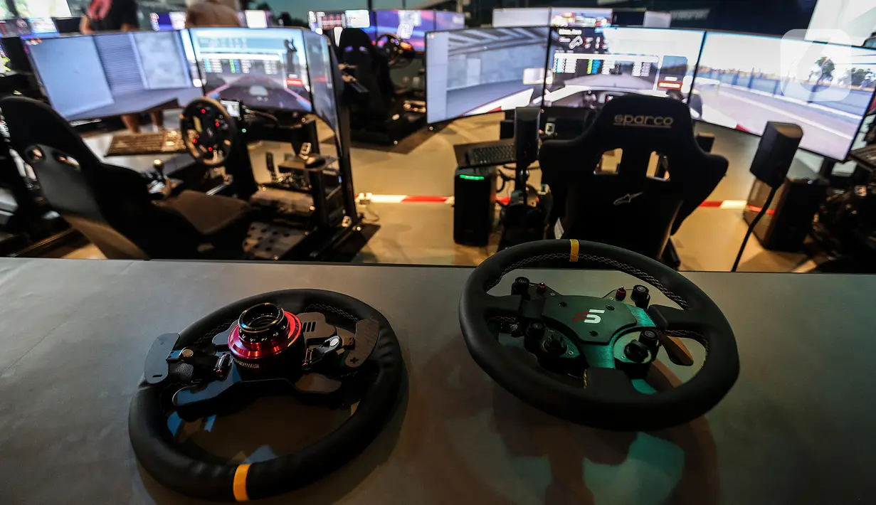 Pembalap maupun pehobi mengikuti balap virtual dengan alat simulator di kantor P1 Akademi Digital Motorsport Indonesia (ADMI), Jakarta Selatan, Kamis (5/11/2020). Di sana, siapapun bisa merasakan sensasi membalap secara digital di balik kemudi simulator mobil yang canggih. (Liputan6.com/Johan Tallo)