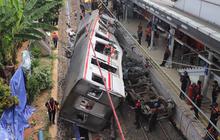 FOTO: Evakuasi Gerbong KRL Commuterline di Stasiun Bekasi Timur
