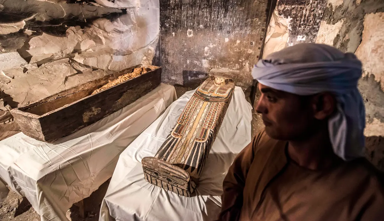 Pekerja Mesir berdiri dekat mumi wanita bernama Thuya dalam sarkofagus yang baru dibuka di Kota Luxor, Sabtu (24/11). Mumi itu diawetkan dengan baik di dalam sarkofagus yang belum pernah dibuka sejak lebih dari 3.000 tahun lalu. (Khaled DESOUKI/AFP)