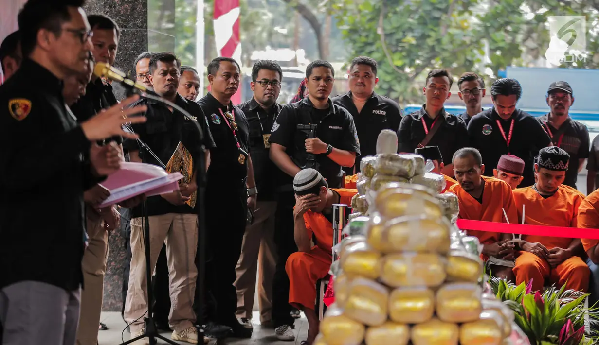 Tersangka dihadirkan saat rilis kasus narkoba jaringan Malaysia-Indonesia di Bareskrim Mabes Polri, Jakarta, Selasa (9/7/2019). Bareskrim Polri memusnahkan 177,5 Kg sabu dan 30 ribu butir ekstasi yang disita dari jaringan Malaysia-Indonesia. (Liputan6.com/Fazail Fanani)