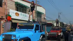 Para penari striptis beraksi di atas sebuah jip selama upacara pemakaman seorang pejabat pemerintahan bernama Tung Hsiang di Kota Chiayi, Taiwan, (3/1). Sebanyak 50 penari striptis tersebut sengaja didatangkan oleh putra Tung Hsiang. (AFP PHOTO/STR)