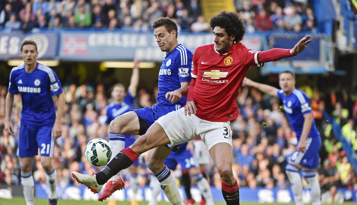 Marouane Fellaini beradu bola dengan Cesar Azpilicueta 