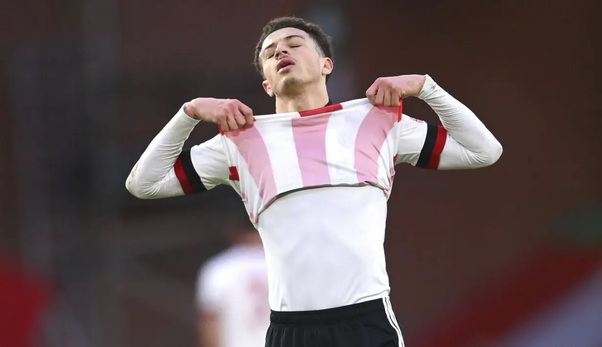 Pemain Sheffield United, Ethan Ampadu, tampak kecewa usai ditaklukkan Tottenham Hotspur pada laga Liga Inggris di Stadion Bramall Lane, Minggu (17/1/2021). Tottenham Hotspur menang dengan skor 3-1. (Laurence Griffiths/Pool via AP)