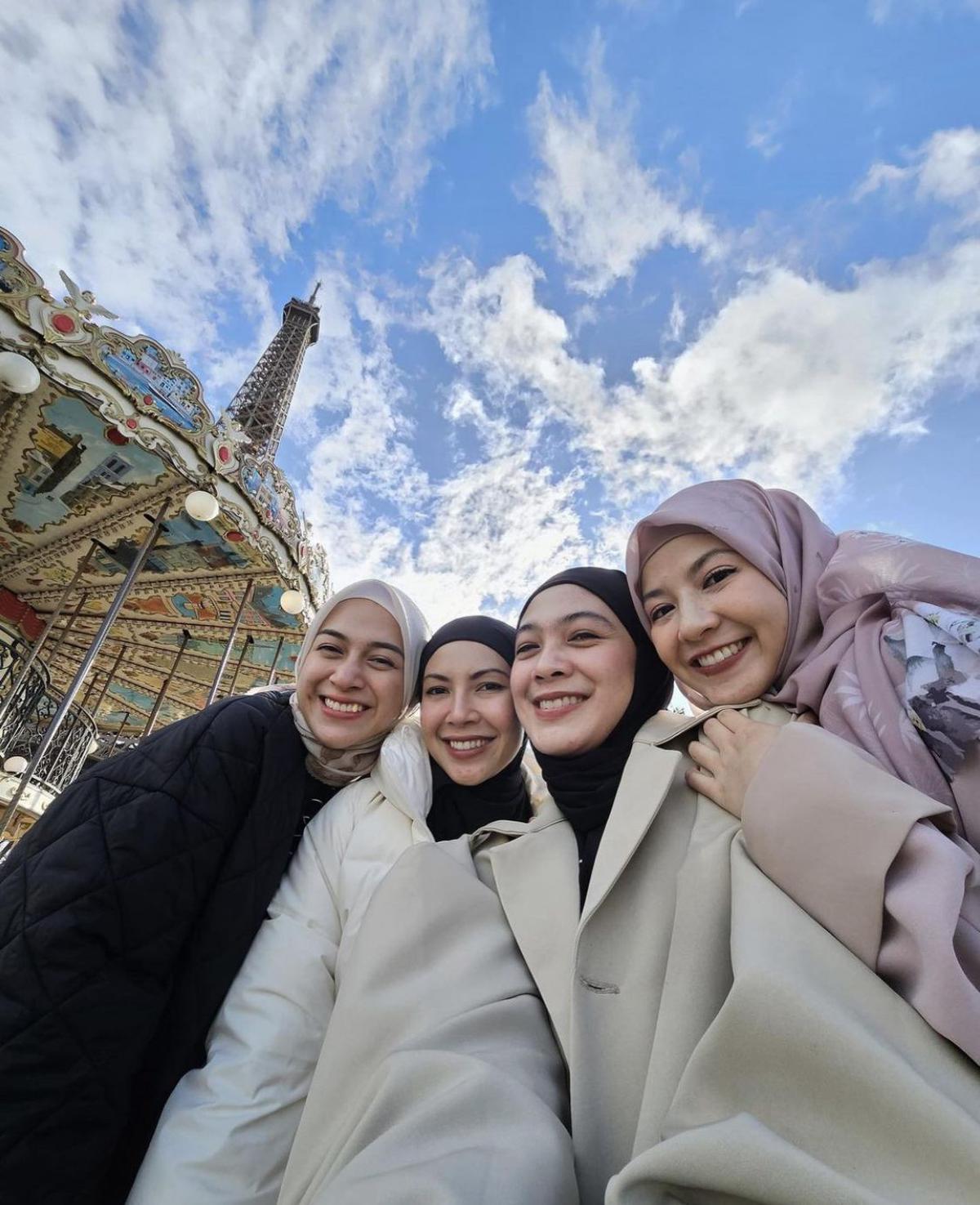 7 Potret Geng Berhijab yang Selalu Mengabadikan Setiap Momen Liburan dan Kerja!