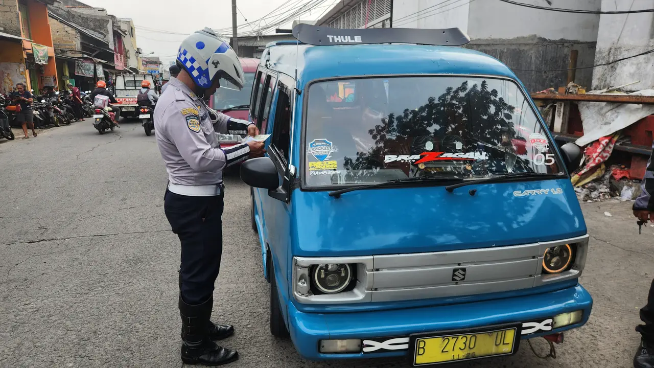 Dishub Kota Depok saat memberikan penindakan kepada angkot yang ngetem di depan Stasiun Citayam, Depok.