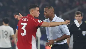 Kapten&nbsp;Timnas Indonesia,&nbsp;Jay Noah Idzes (kiri),&nbsp;berdiskusi dengan pelatih Patrick Kluivert&nbsp;saat laga melawan&nbsp;China dalam laga Kualifikasi Piala Dunia 2026 zona Asia di Stadion Utama Gelora Bung Karno (SUGBK) Senayan, Jakarta, Kamis (5/6/2025). (Bola.com/M. Iqbal Ichsan)