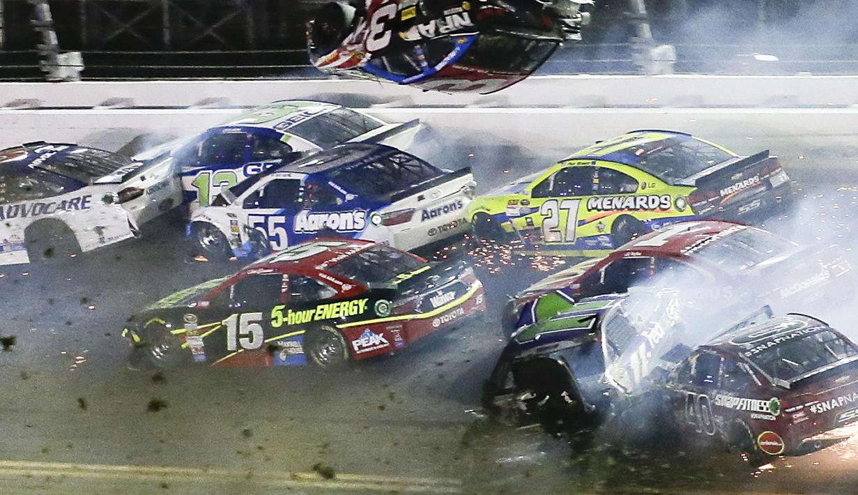 Pebalap Austin Dillon mengalami tabrakan hebat saat berlomba di Coke Zero 400 yang masuk dalam NASCAR Sprint Cup Series yang berlangsung di Daytona International Speedway, AS. Senin (6/7/2015) WIB. (AP Photo)