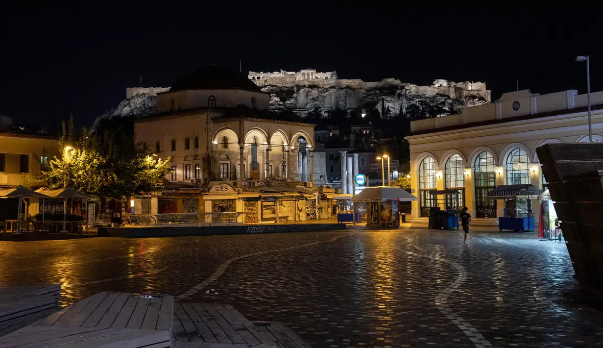 Pemandangan alun-alun Monastiraki yang kosong di Athena, Yunani, Minggu (25/10/2020). Pemerintah Yunani telah memberlakukan jam malam di Athena, Thessaloniki, dan daerah lain dengan tingkat infeksi COVID-19 yang tinggi serta kewajiban penggunaan masker. (AP Photo/Yorgos Karahalis)