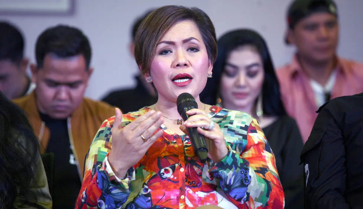 "Tidak hanya satu, tapi deretan kejutan akan ditampilkan Sang Raja Dangdut Rhoma Irama dan juga musisi papan atas lainnya seperti Iwan Fals yang menyuguhkan penampilan yang belum pernah terjadi sebelumnya di industri hiburan Tanah Air," ujar Harsiwi.