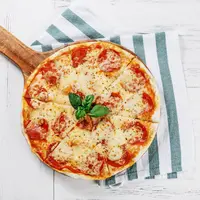 Ilustrasi pizza./Copyright shutterstock.com/g/maxden