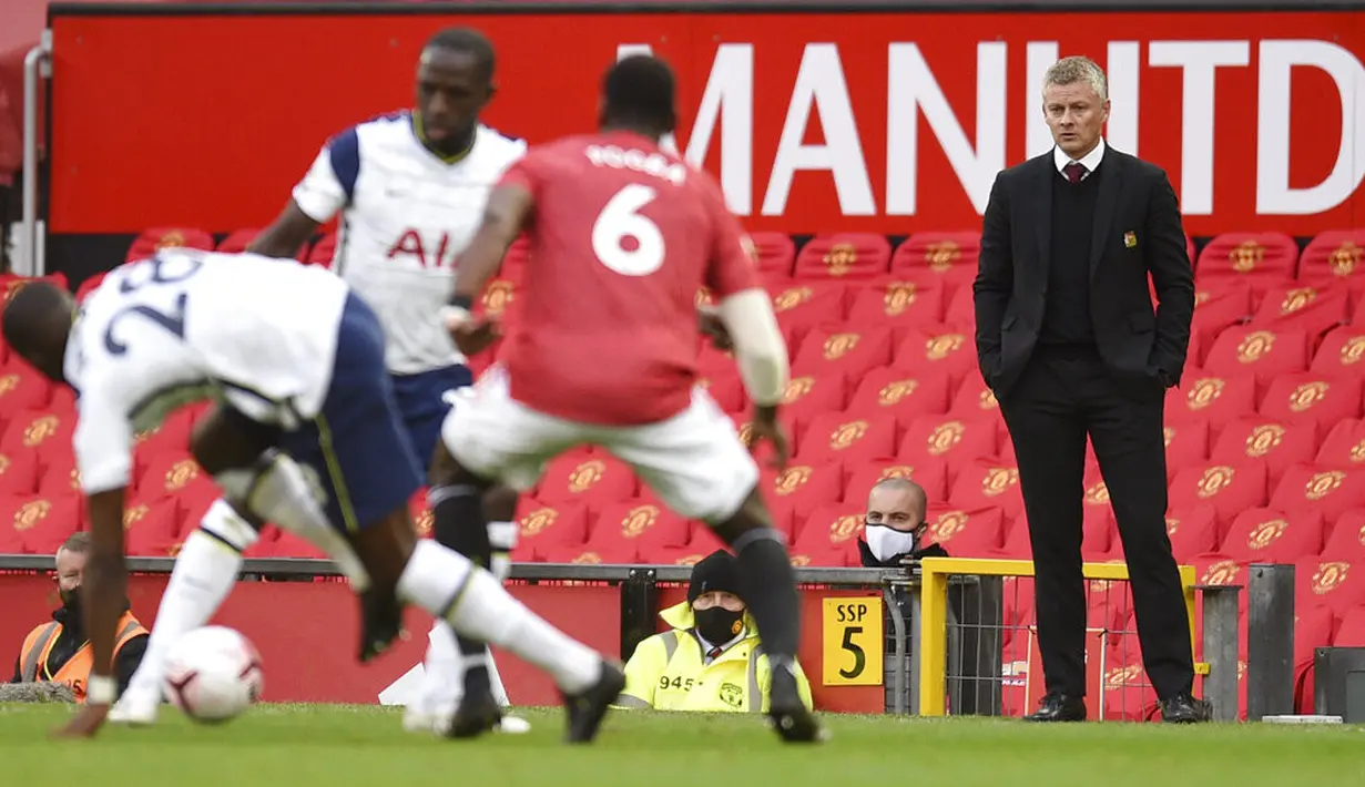 Manajer Manchester United Ole Gunnar Solskjaer (kanan) menonton anak asuhnya menghadapi Tottenham Hotspur pada pertandingan Liga Premier Inggris di Old Trafford, Manchester, Inggris, Minggu (4/10/2020). Tottenham Hotspur mengalahkan Manchester United 6-1. (Oli Scarff/Pool via AP)